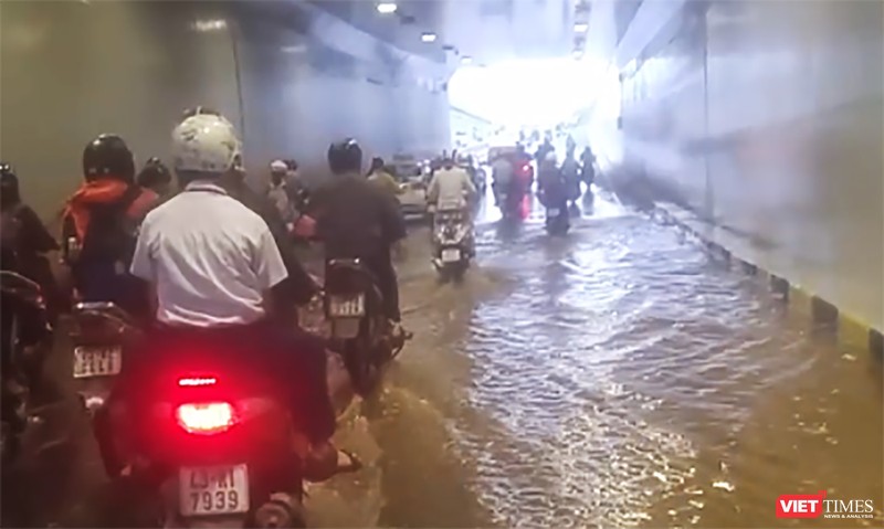 Vừa đưa vào sử dụng từ tháng 11/2017, nhưng Hầm chui Điện Biên Phủ - Nguyễn Tri Phương (Đà Nẵng) được đầu tư hơn trăm tỷ đã ngập nước.