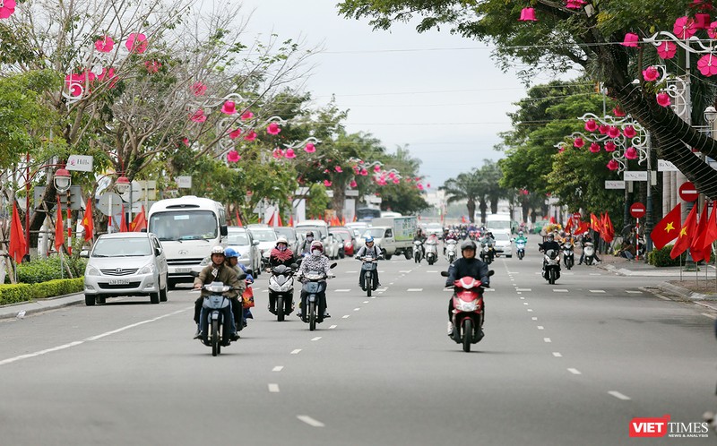 UBND TP Đà Nẵng vừa có văn bản đồng ý đề xuất của Sở GTVT về việc cấm đỗ xe (xe được phép dừng) trên các tuyến, đoạn tuyến trong khu vực lân cận các bãi đỗ xe tập trung đã được đấu giá cho thuê mặt bằng để thực hiện vụ trông giữ xe.