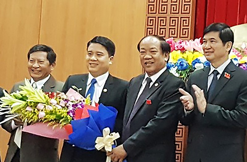 Ông Trần Văn Tân (thứ  ba từ phải sang), chính thức trở thành Phó Chủ tịch UBND tỉnh Quảng Nam ở tuổi 39
