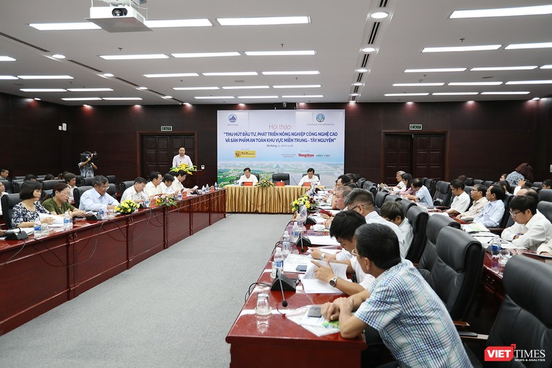 Sáng 26/6, tại Đà Nẵng, gần 200 đại biểu là lãnh đạo các Bộ ngành Trung ương; lãnh đạo các tỉnh thành, Sở NN&PTNT, Hội nông dân cùng những hộ nông dân, doanh nghiệp, HTX…các tỉnh MT-TN đã tham dự Hội thảo “Thu hút đầu tư, phát triển nông nghiệp công nghệ 