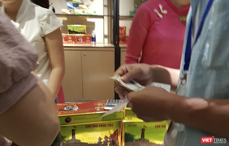 Khách du lịch Trung Quốc tại Đà Nẵng thanh toán mua hàng bằng ngoại tệ