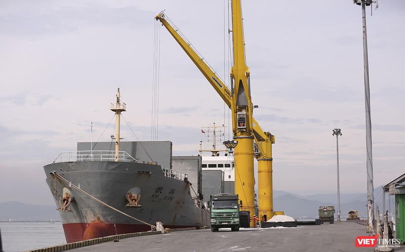 Trước nhưng áp lực giao thông và vận tải hàng hóa trên địa bàn, UBND TP Đà Nẵng vừa có văn bản gửi Bộ KH-ĐT hối thúc đẩy nhanh triển khai xây dựng Cảng biển Liên Chiểu thay thế cảng Tiên Sa đang quá tải.