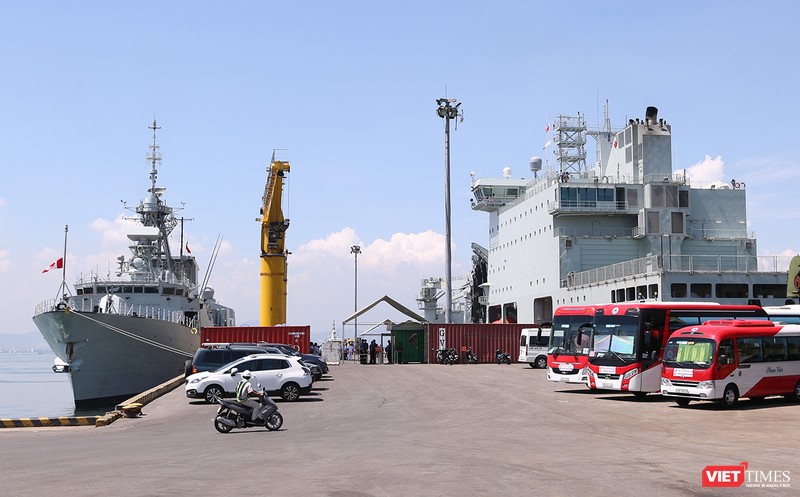 Đội tàu Hải quân Hoàng Gia Canada (HMCS) tại cảng Tiên Sa - Đà Nẵng.