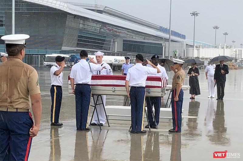 Sáng 11/12, tại Sân bay Đà Nẵng, Việt Nam đã tiến hành bàn giao 3 bộ hài cốt quân nhân Mỹ mất tích trong chiến tranh Việt Nam vừa được tìm kiếm chung lần thứ 147 tại các tỉnh miền Trung