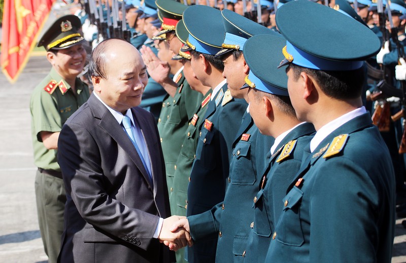 Thủ tướng Nguyễn Xuân Phúc thăm và chúc Tết Sư đoàn Không quân 372.