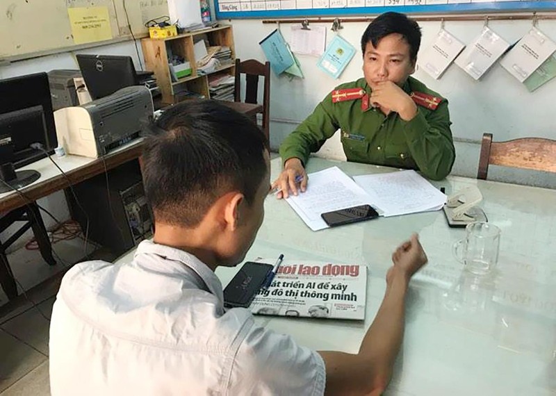 Anh Trần Văn Quyên-phóng viên tập sự của Báo Người Lao Động tường trình vụ việc tại cơ quan công an