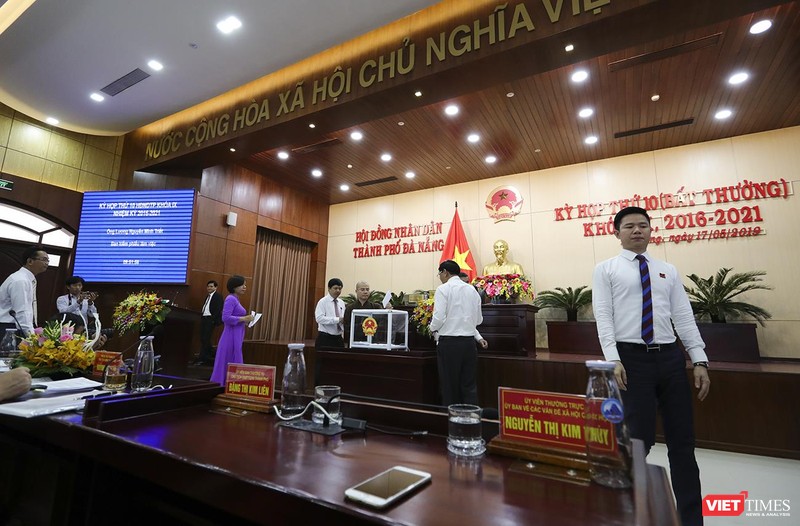 Các đại biêủHĐND TP Đà Nẵng bỏ phiếu miễn nhiệm các chức danh để phục vụ côg tác nhân sự, hợp nhất 3 văn phòng ĐBQH-HĐND-UBND TP.