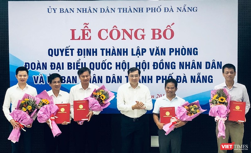 Ông Huỳnh Đức Thơ, Chủ tịch UBND TP Đà Nẵng (đứng giữa), chúc mừng các cá nhân được bổ nhiệm tại  Lễ công bố Quyết định thành lập Văn phòng hợp nhất 3 văn phòng