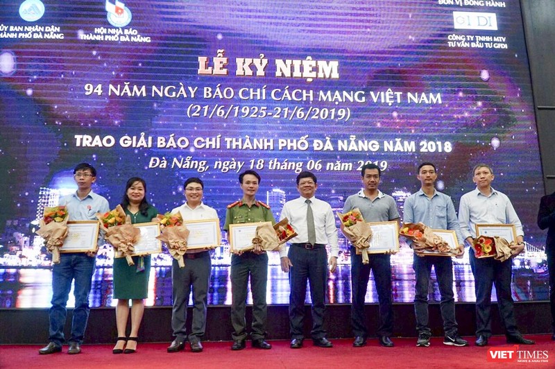 Ông Võ Công Trí - Phó Bí thư Thành ủy Đà Nẵng trao thưởng cho các tác giả đoạt giải Nhất