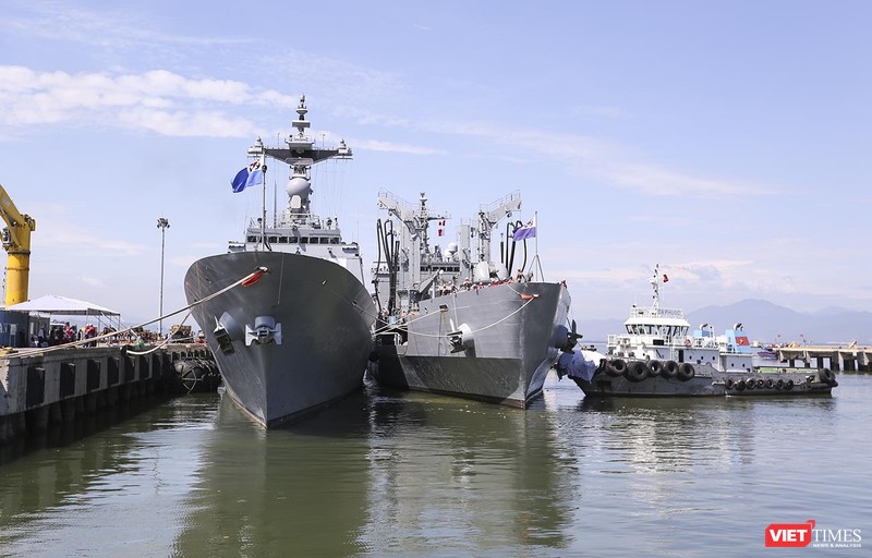 Đội tàu khu trục Moon Mu The Great và tàu hậu cần Roks Hwacheon tại cảng Tiên Sa (Đà Nẵng)