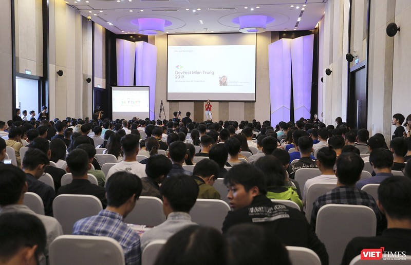 Diễn giả trình bày tại sự kiện DevFest-Hackathon 2019 diễn ra chiều 13/10 tại Đà Nẵng