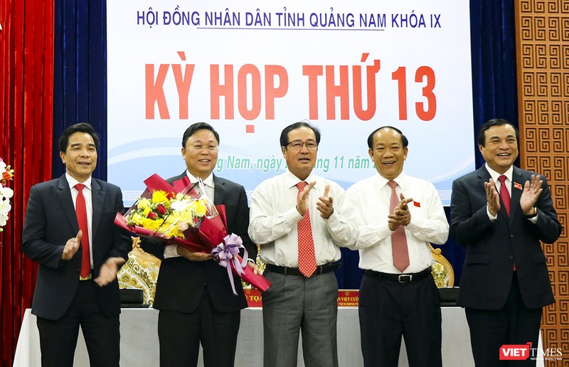 Ông Lê Trí Thanh (người cầm hoa) trở thành tân Chủ tịch UBND tỉnh Quảng Nam.