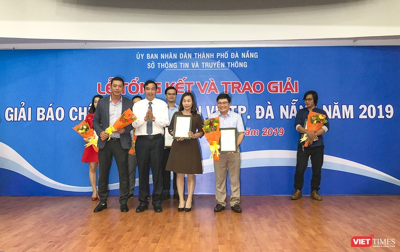 Ông Lê Trung Chinh - Phó Chủ tịch UBND TP Đà Nẵng trao Giải báo chí tuyên truyền TP Đà Nẵng năm 2019 cho các tác giả có tác phẩm đoạt giải