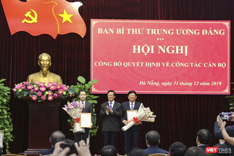Ông Hà Ban - Phó Trưởng Ban Tổ chức Trung ương trao quyết định và hoa chúc mừng cho  ông Nguyễn Văn Quảng (bìa trái)