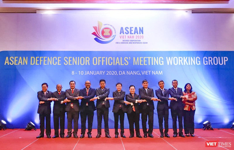 Các quan chức quốc phòng cấp cao các nước ASEAN chụp ảnh lưu niệm tại sự kiện ADSOM WG