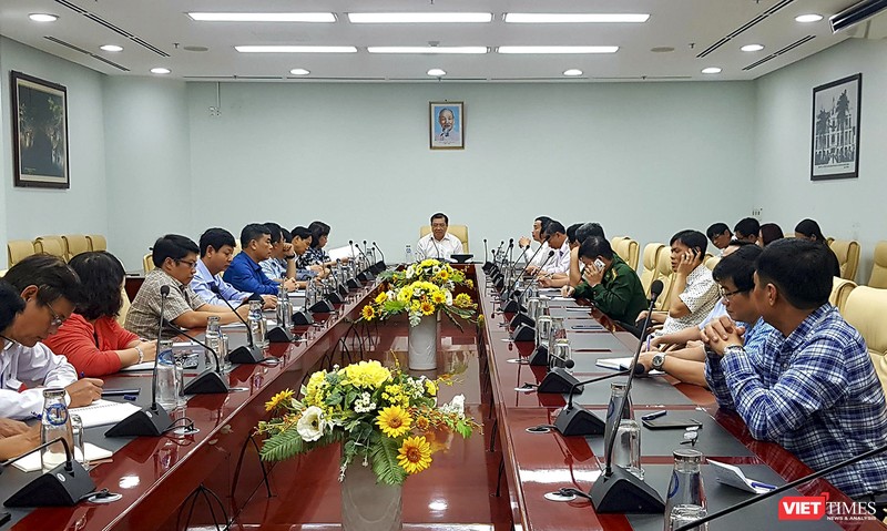 Ông Huỳnh Đức Thơ - Chủ tịch UBND TP Đà Nẵng chủ trì họp khẩn ứng phó với dịch viêm phổi cấp di virus Corona gây ra trong ngày 23/1 (tức 30 Tết Canh Tý)