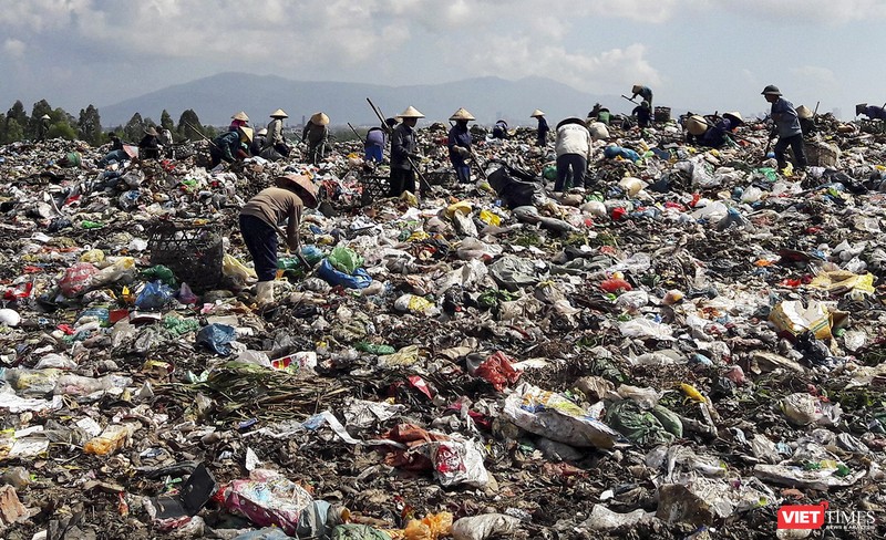 Người dân nhặt rác tại bãi rác Khánh Sơn, Đà Nẵng