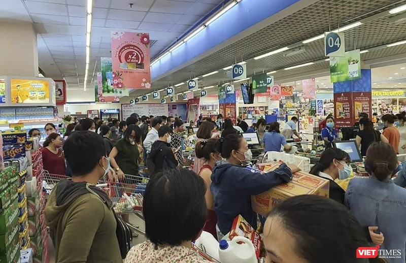 Người dân Đà Nẵng đổ xô đi mua hàng tiêu dùng tại siêu thị để phòng dịch COVID-19