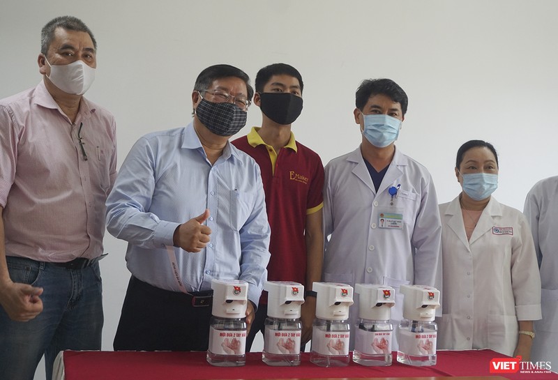 Đại diện trường Đại học Bách khoa Đà Nẵng và Bệnh viện Đà Nẵng tại buổi tiếp nhận máy rửa tay sát khuẩn tự động 