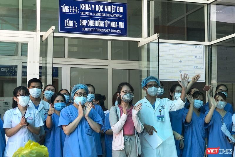 Bệnh nhân mắc COVID-19 thứ 135 điều trị tại Đà Nẵng tại buổi xuất viện