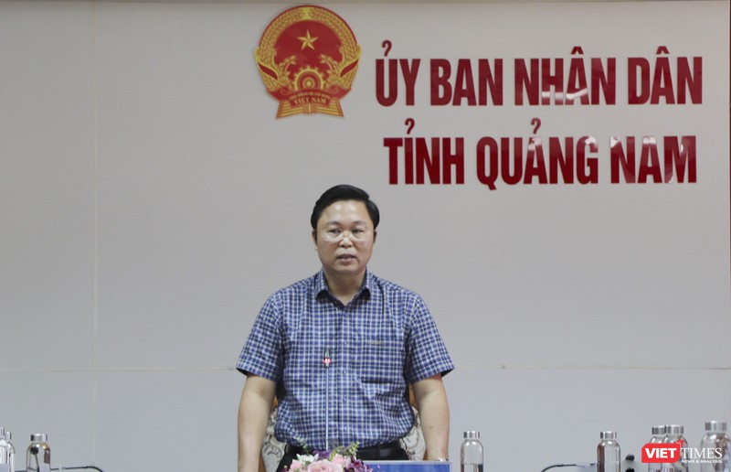 Ông Lê Trí Thanh - Chủ tịch UBND tỉnh Quảng Nam chủ trì cuộc họp các sở ban ngành liên quan đến việc mua sắm Hệ thống xét nghiệm Real - time PCR tự động diễn ra chiều 29/4.