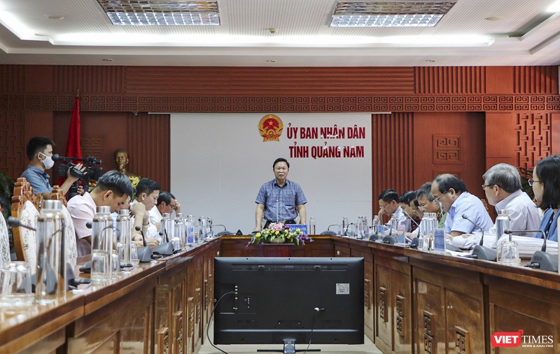 ông Lê Trí Thanh – Chủ tịch UBND tỉnh Quảng Nam  chủ trì cuộc họp giữa các bên liên quan đến việc mua thiết bị xét nghiệm COVID-19