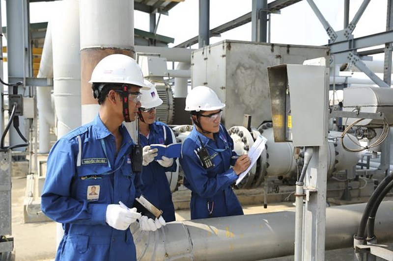 Các kỹ sư vận hành của Nhà máy Lọc dầu Dung Quất. Ảnh: Anh Nguyễn/BNEWS/TTXVN