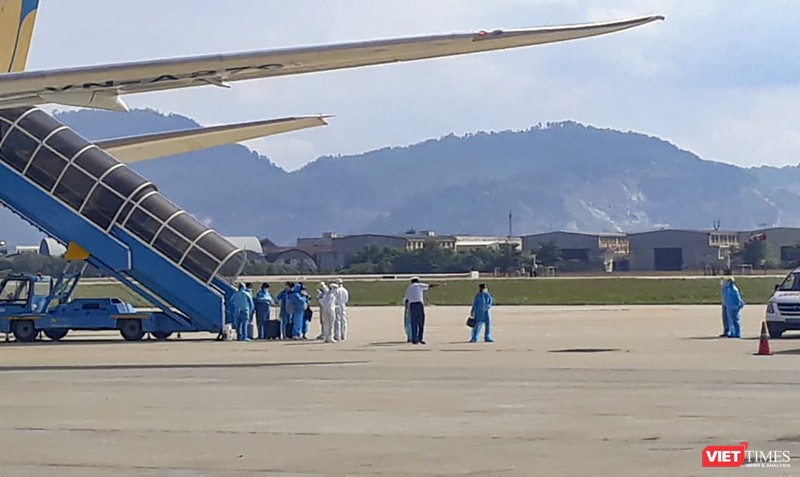 Lực lượng y tế kiểm soát bệnh tật Đà Nẵng đón công dân từ Hàn Quốc về nước tại sân bay Đà Nẵng.