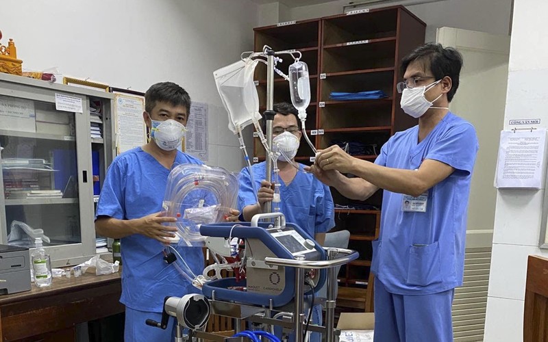 Ê kíp bác sỹ của Bệnh viện Chợ Rẫy cùng thiết bị y tế ra Đà Nẵng cùng Bệnh viện Đà Nẵng điều trị cho bệnh nhân mắc COVID-19 thứ 416  (ảnh Bệnh viện Chợ Rẫy)