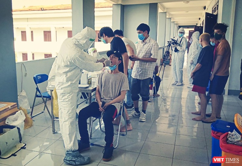 Ngành y tế Quảng Nam lấy mẫu xét nghiệm COVID-19 đối với người cách ly tập trung
