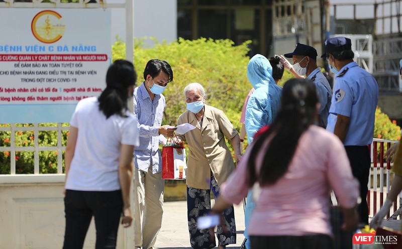 Bânhj nhân điều trị tại Bệnh C Đà Nẵng xuất viện sau lệnh dỡ bỏ phong tỏa đối với bệnh viện này