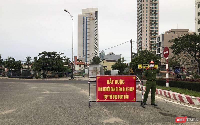 Lực lượng công an kiểm soát tại khu vực bãi biển, cấm người dân tập trung đông người đi bộ, tập thể thao để phòng, chống COVID-19