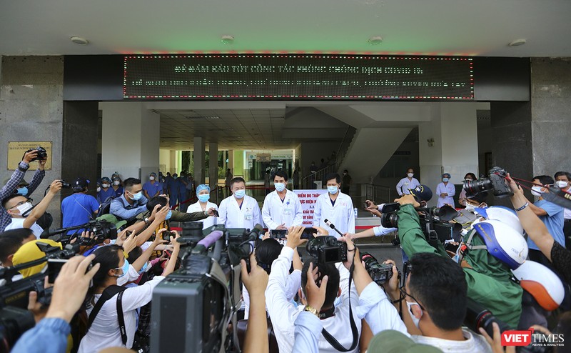 Bác sĩ T.S Lê Đức Nhân – Giám đốc Bệnh viện Đà Nẵng trả lời phỏng vấn báo chí nhân sự kiện Bệnh viện Đà Nẵng dỡ bỏ lệnh phong tỏa