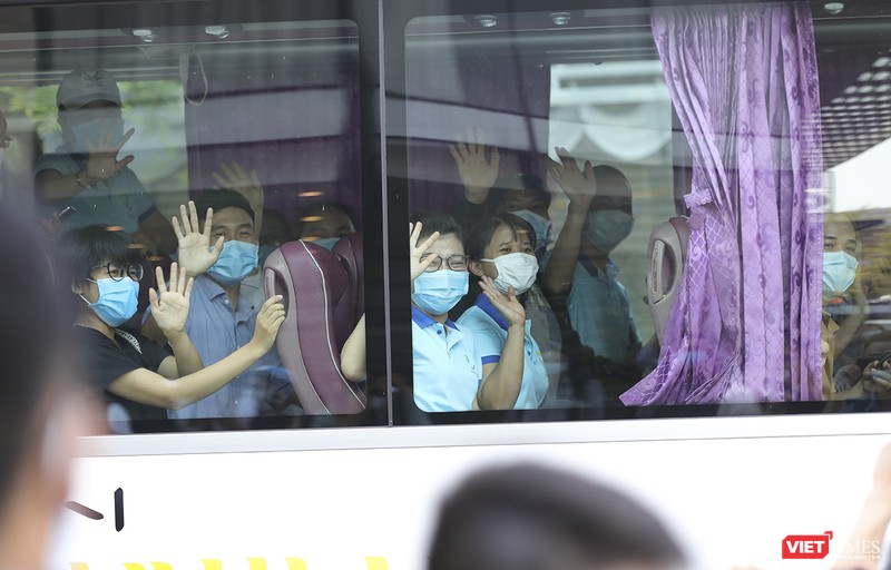 Đoàn bác sỹ của Sở Y tế tỉnh Thừa Thiên Huế và tỉnh Bình Định chào tạm biệt Đà Nẵng sau hơn 20 ngành chung tay với Đà Nẵng chống dịch COVID-19.