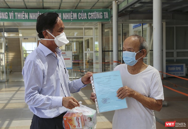 Bệnh nhân 525 (90 tuổi) vừa được Bệnh viện Đa khoa Trung ương Quảng Nam công bố khỏi bệnh và xuất viện