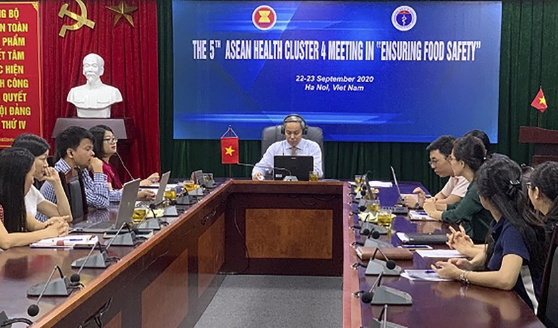 TS Nguyễn Hùng Long - Phó Cục trưởng Cục ATTP phát biểu tại cuộc họp (ảnh VFA)