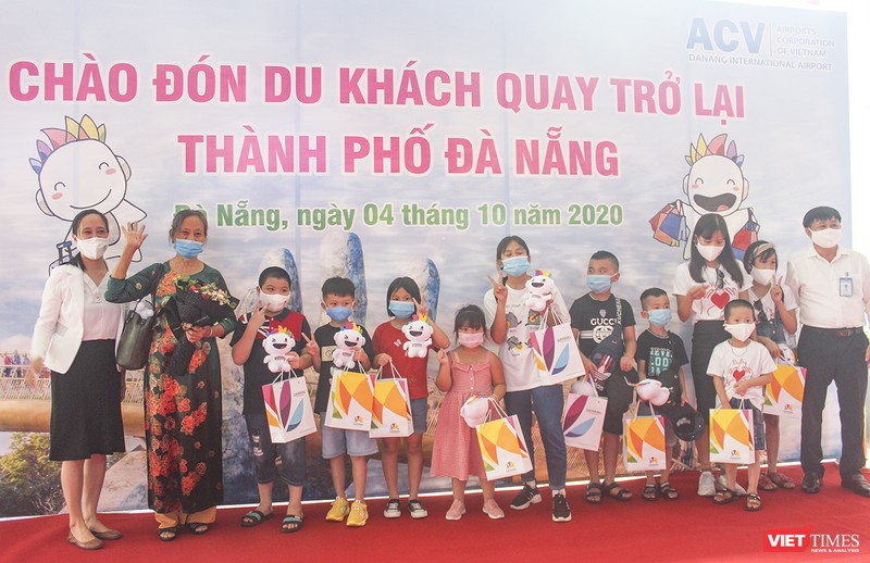 Đoàn khách du lịch đầu tiên đến Đà Nẵng sau gần 2 tháng TP "đóng cửa" vì dịch COVID-19 bùng phát trở lại