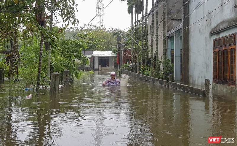 Khu dân cư trên địa bàn huyện Hòa Vang (Đà Nẵng) bị ngập lụt nghiêm trọng do ảnh hưởng của mưa lũ suốt tuần qua