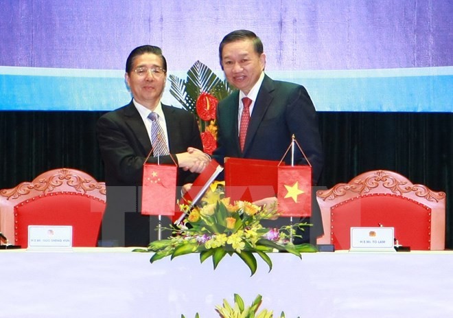 Bộ trưởng Bộ Công an Việt Nam và Bộ Trưởng Bộ Công an Trung Quốc đã ký kết Biên bản ghi nhớ kết quả Hội nghị (Ảnh TTXVN)