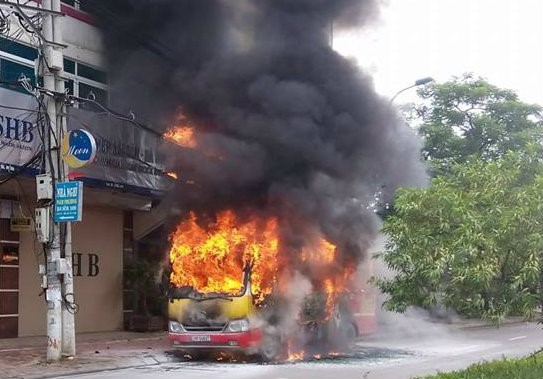 Chiếc xe lưu thông đến số nhà 314 Lạc Long Quân thì bất ngờ bốc cháy.
