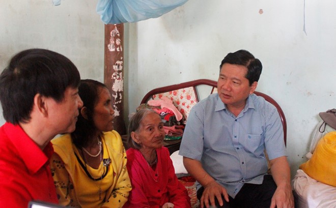 Bí thư Đinh La Thăng thăm và tặng quà cho gia đình bà Cà Mau Thị Hang. Ảnh Soha.vn