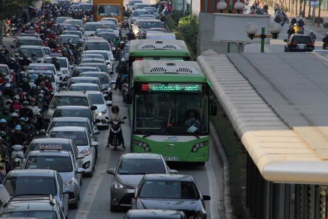 Tình trạng lấn làn buýt BRT diễn ra phổ biến.