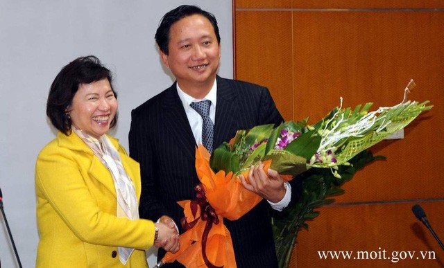 Bà Hồ Thị Kim Thoa trong một lần trao quyết định bổ nhiệm cho ông Trịnh Xuân Thanh.