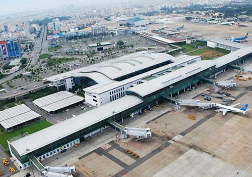 Sân bay Tân Sơn Nhất thiếu nhiều diện tích sân đỗ máy bay. (Ảnh VnExpress)