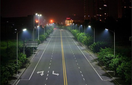 Đèn LED sẽ được lắp đặt trên tuyến đê Vân Cốc. (Ảnh minh họa, nguồn KTĐT)