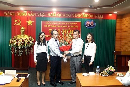 Ông Nguyễn Ngọc Kỳ (người thứ hai từ bên phải sang) được bổ nhiệm Giám đốc Sở Thông tin và Truyền thông Hà Nội - Ảnh: An ninh Thủ đô