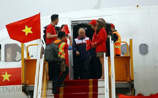 Cục Hàng không Việt Nam xử phạt Vietjet Air 40 triệu đồng do tổ chức sự kiện trên chuyến bay chở U23 Việt Nam không xin phép.