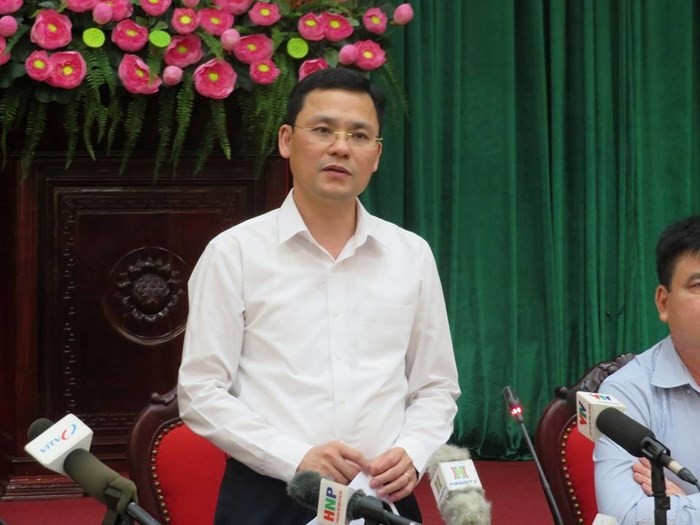 Chánh Văn phòng UBND TP Phạm Quý Tiên thông tin với báo chí về 5 dự án BT Hà Nội vừa trao chứng nhận đăng ký đầu tư. Ảnh: infonet