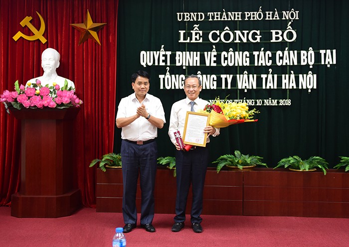 Chủ tịch UBND TP Nguyễn Đức Trung trao quyết định bổ nhiệm cho ông Nguyễn Hoàng Trung/ Ảnh: Hanoi.gov.vn