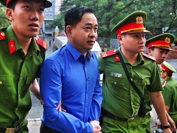 Phan Văn Anh Vũ được đưa đến tòa trước phiên xử hơn một tiếng/ Ảnh:VnExpress